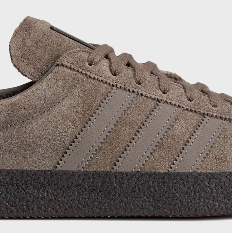 adidas  Low-Top Sneakers with Black Sole